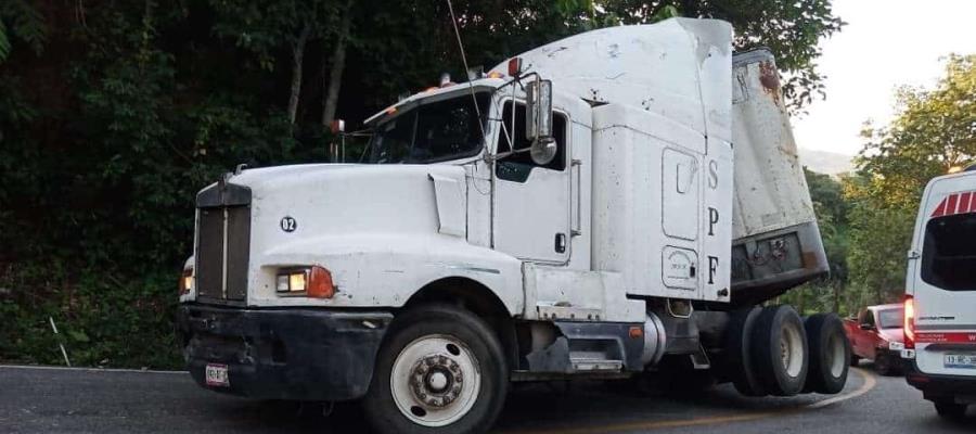 Tráiler se sale del carril en villa Estación Chontalpa