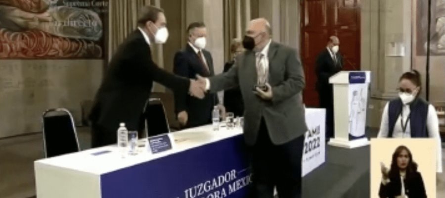 Recibe Abdó Francis Premio AMIJ 2022