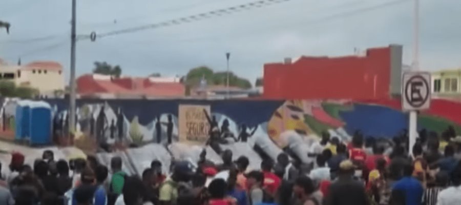 Migrantes invaden la oficina de Migración en Tapachula