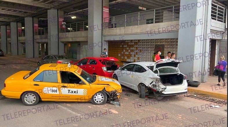 Taxista se impacta contra vehículos y corta circulación una hora en Paseo Tabasco