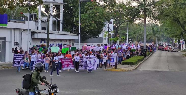 Más de 500 mujeres marchan en Tabasco contra el feminicidio