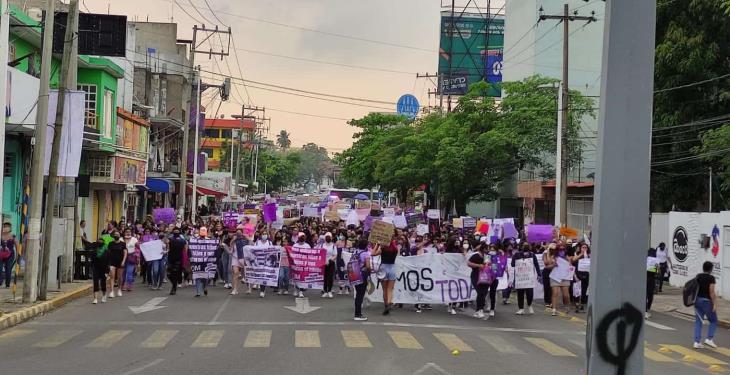 Más de 500 mujeres marchan en Tabasco contra el feminicidio