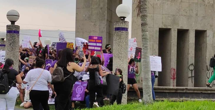 Más de 500 mujeres marchan en Tabasco contra el feminicidio