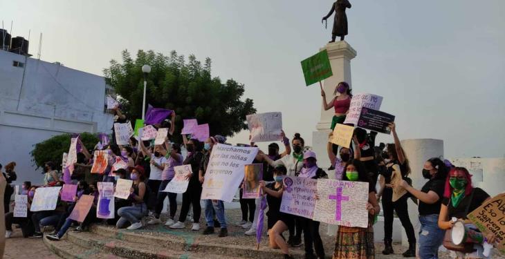 Más de 500 mujeres marchan en Tabasco contra el feminicidio