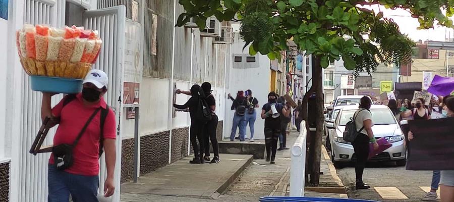 Padres de familia pagarán para borrar pintas de feministas en la Concha Linares