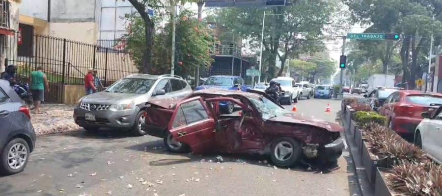 Vuelca auto tras choque en Paseo Tabasco