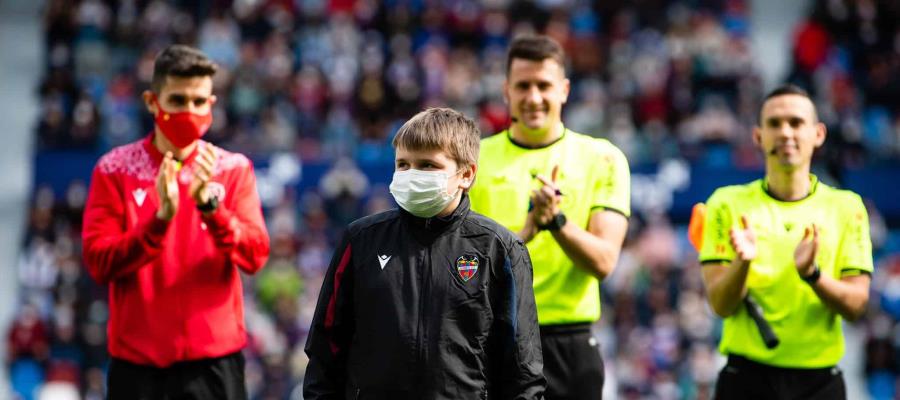 Tras huir de la guerra en su país, niño ucraniano realiza el saque de honor en partido del Levante