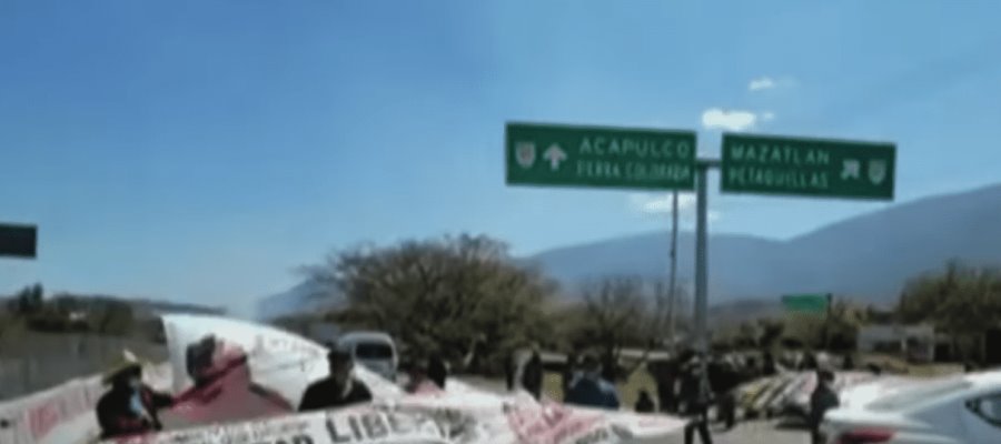 Maestros inconformes con reforma educativa bloquean accesos a Chilpancingo