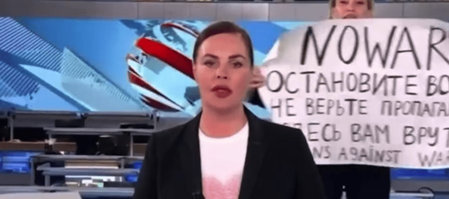 Periodista irrumpe en noticiero ruso con cartel contra Putin y la guerra