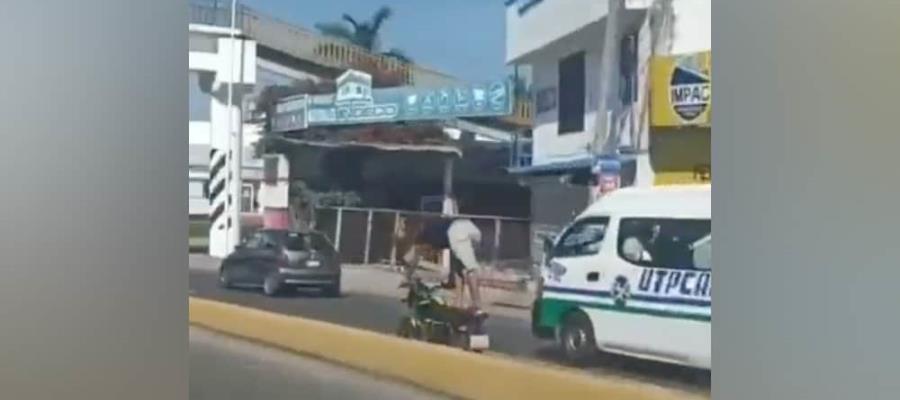 Motociclista se juega la vida...  lo captan haciendo acrobacias en la Villahermosa-Frontera