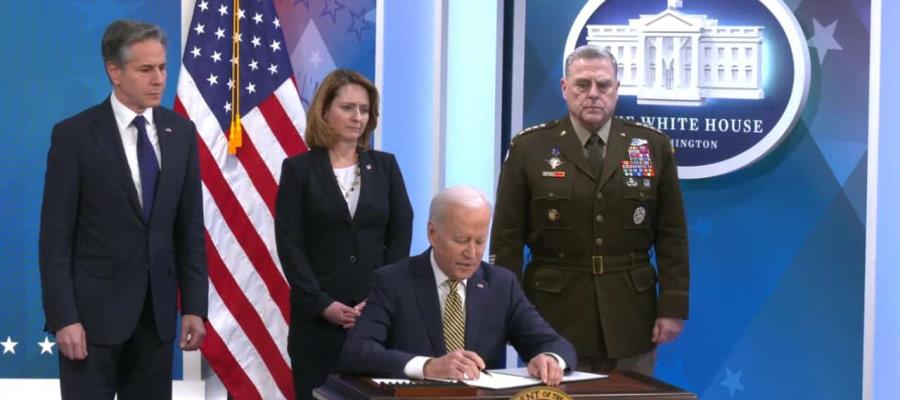 Aprueba Biden paquete de 800 mdd en ayuda militar para Ucrania 