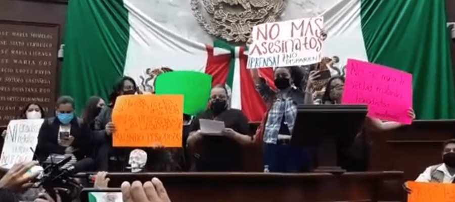 Periodistas protestan y toman Congreso de Michoacán… por muerte de colega