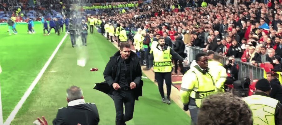 Manchester United ya investiga agresiones al “Cholo” Simeone en el Old Trafford