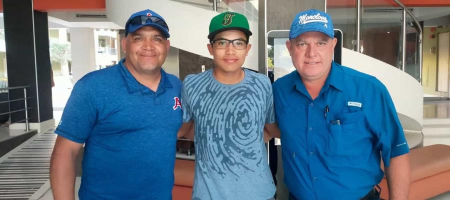 Concretan firma de pitcher tabasqueño con Acereros de Monclova