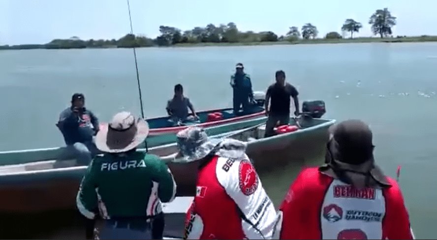 Pleito verbal de pescadores deportivos con pescadores libres y de una cooperativa, en Centla