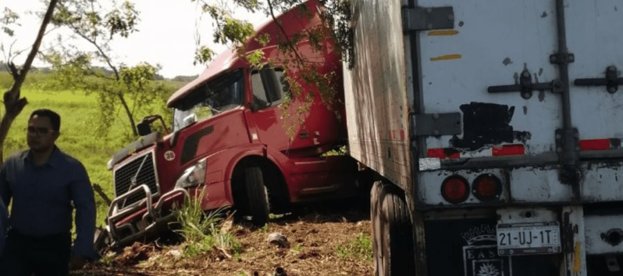 Tráiler arrolla a motociclistas en la Villahermosa-Frontera