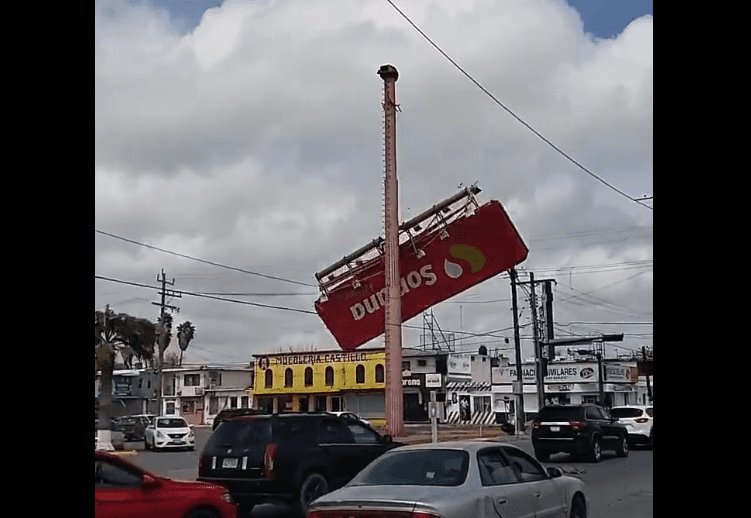 Vientos provocan caída de un espectacular en Matamoros