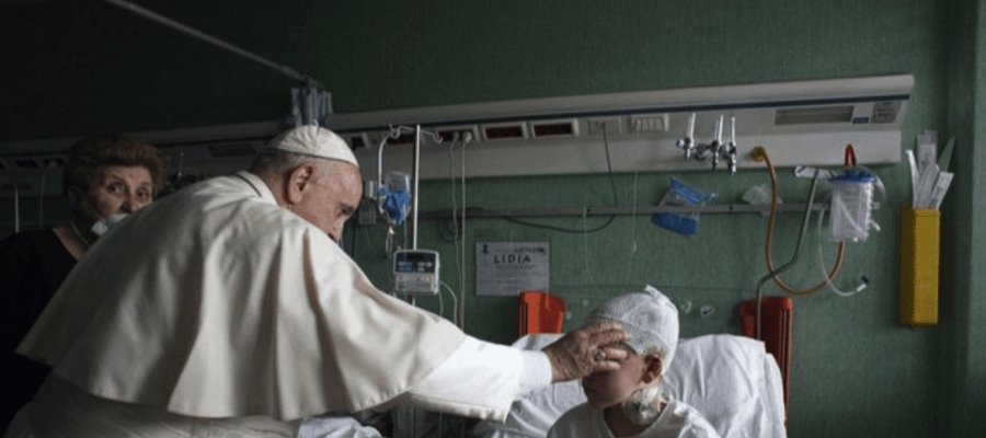 Visita el Papa a niños ucranianos que fueron llevados a Italia para atención médica