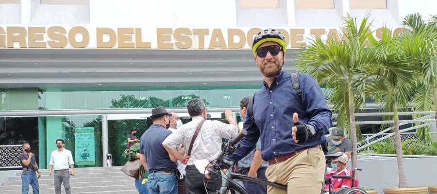 Llega diputado en bici al Congreso; pide respeto e inclusión para ciclistas
