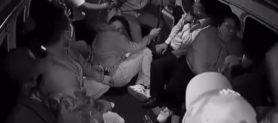 Ladrón pierde la vida tras lanzarse de una combi en movimiento, en Edomex Ladrón pierde la vida tras lanzarse de una combi en movimiento, en Edomex