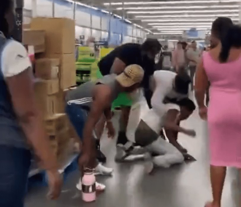 Sujeto intenta violar a una mujer en un Walmart… en Miami Sujeto intenta violar a una mujer en un Walmart… en Miami