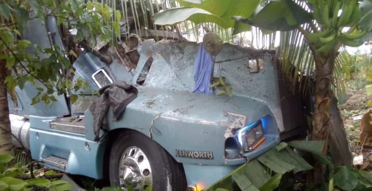 Vuelca tráiler cargado de plátano en la Teapa-Villahermosa