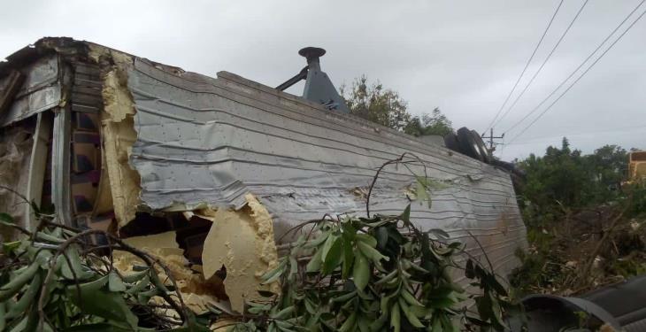 Vuelca tráiler cargado de plátano en la Teapa-Villahermosa