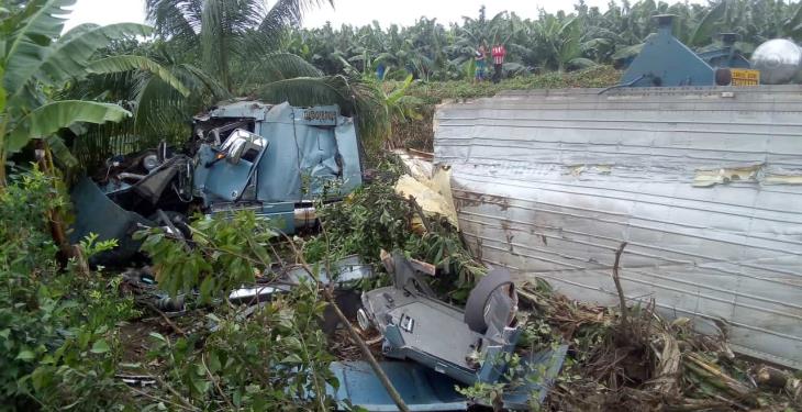 Vuelca tráiler cargado de plátano en la Teapa-Villahermosa