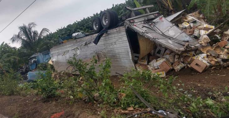 Vuelca tráiler cargado de plátano en la Teapa-Villahermosa