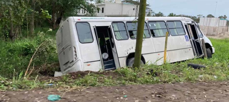 Se sale de camino autobús en Paraíso… con trabajadores de la refinería a bordo