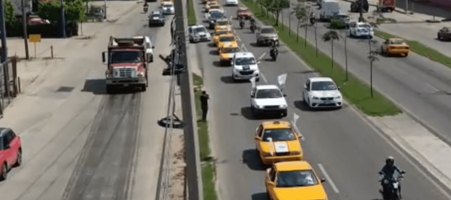 Con caravana vehicular, taxistas exigen a Semovi operativos contra taxis pirata