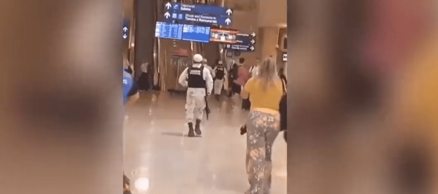 Viven usuarios del aeropuerto de Cancún… jornada de alarma