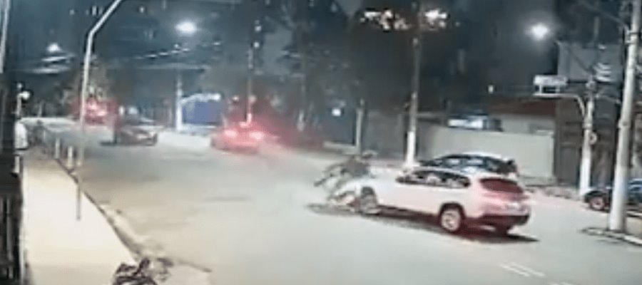 Mujer atropella a presuntos delincuentes que la querían asaltar, en Ecuador