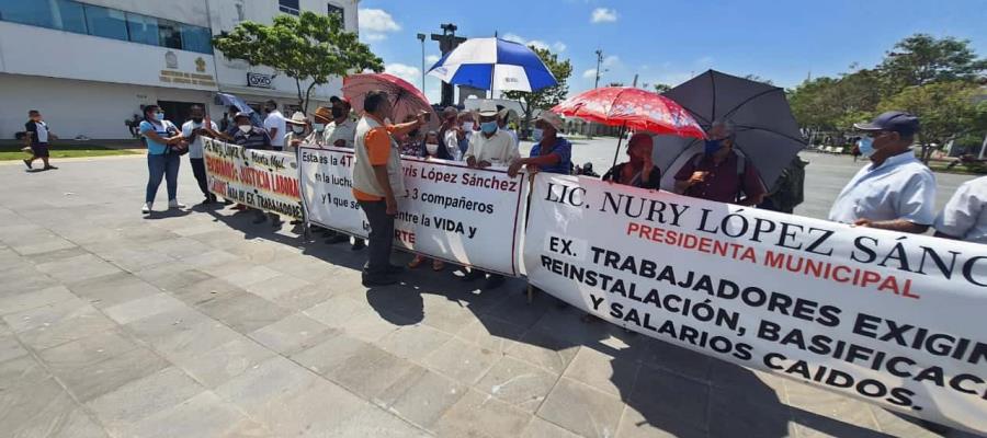 Migrantes y extrabajadores de Jalpa protestan frente a palacio de gobierno