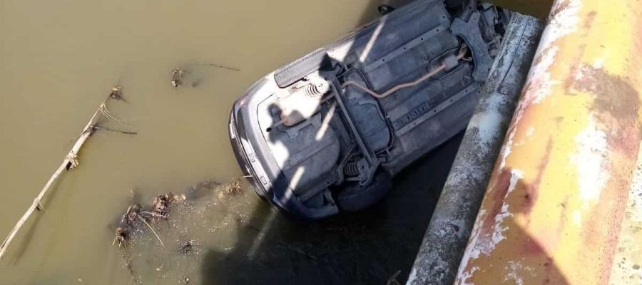 Cae auto en vaso regulador de la carretera Teapa-Villahermosa