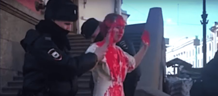 Detienen en Rusia a activista por protestar pintada de rojo contra invasión