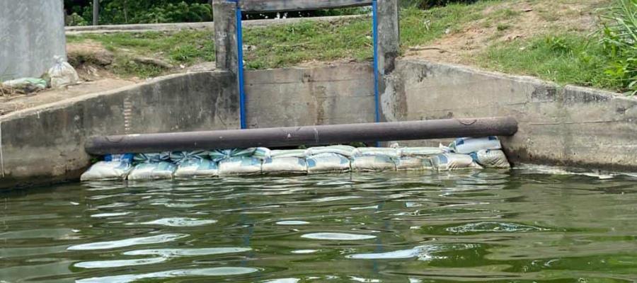 Roban compuerta de Tierra Colorada; improvisan costales