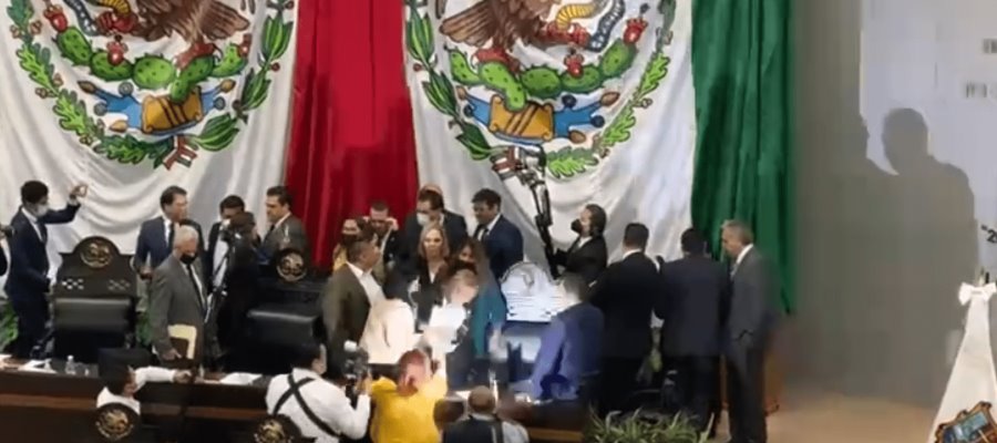 Diputada de Morena “roba” micrófono y documentos durante sesión en el Congreso de Tamaulipas