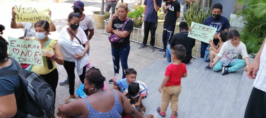 Migrantes insisten en que personal de Migración les quitó sus tarjetas de visitante