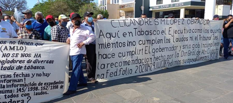 Exigen exburócratas estatales y municipales en Plaza de Armas, pago de laudos