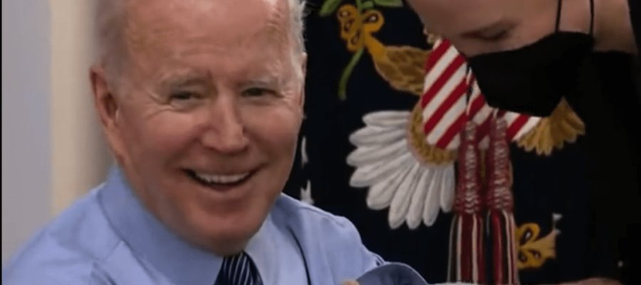 “No dolió ni un poco”, dice Biden al aplicarse segundo refuerzo de vacuna anti-COVID-19