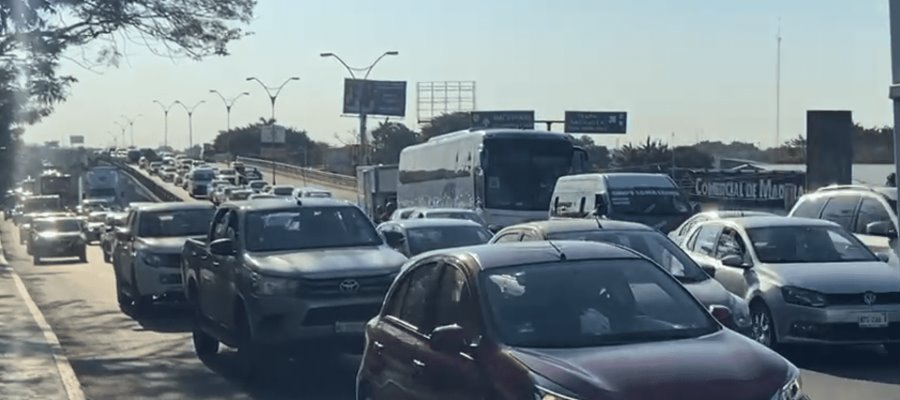 Desquicia tráfico a conductores en salida a Cárdenas