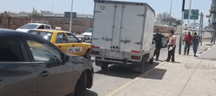 Tres lesionados y daños deja carambola en malecón Carlos A. Madrazo