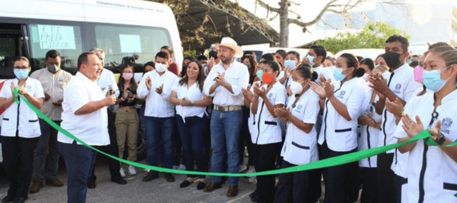 Más de un millar de alumnos de la UJAT en Tenosique reciben beca del 100% en transporte