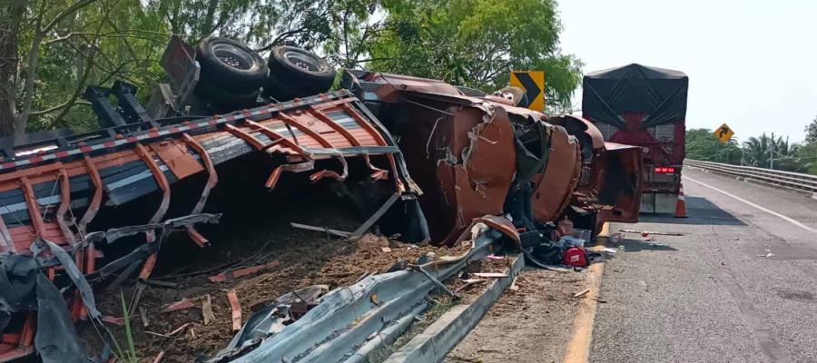 Se vuelca tractocamión en Libramiento de Villahermosa