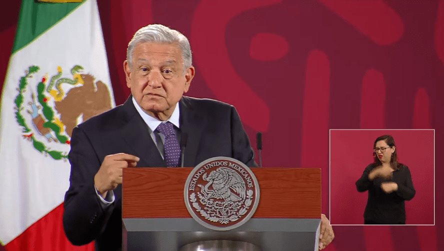 Se avienta AMLO chiste en referencia al “ó menos” de EPN