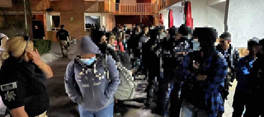 Hallan a 79 migrantes hacinados en un hotel de Edomex