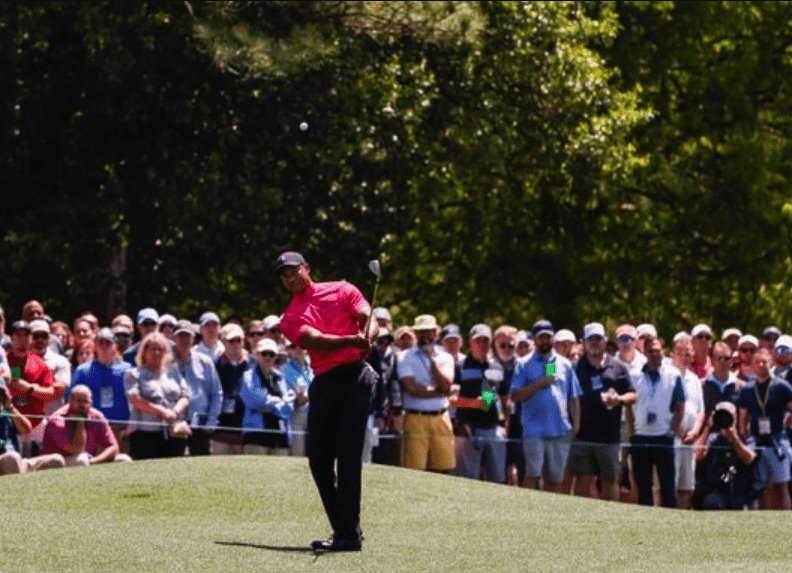 Regresa la leyenda de Tiger Woods; consigue la posición 17 en el primer día de Augusta