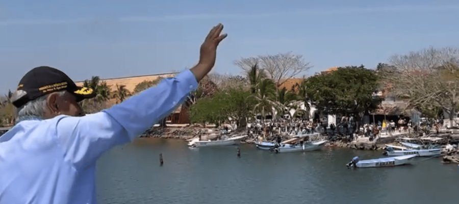 Niño le grita “¡Adiós abuelo!” a AMLO, al zarpar del muelle de San Blas