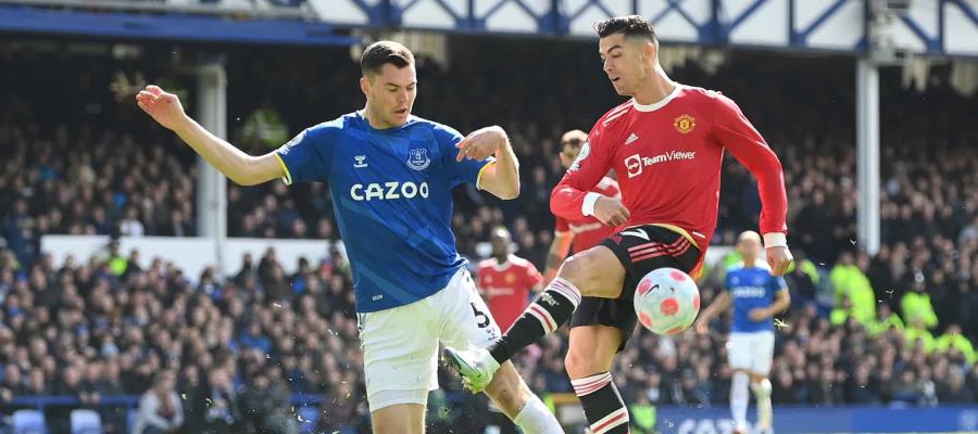 Cristiano Ronaldo tira celular de aficionado tras derrota del Manchester United